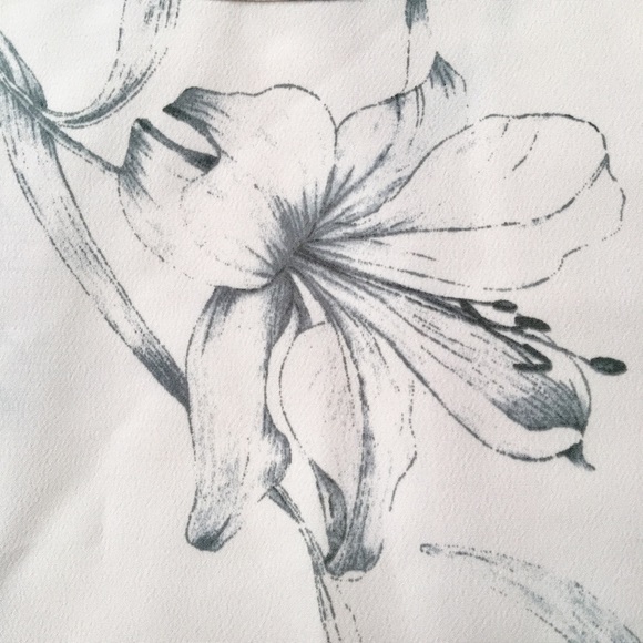 Flirty floral Forever 21 blouse!!🌹- SALE!!💋 - Picture 3 of 7